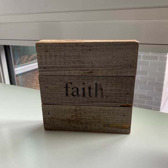 Altar’s state faith decor. - Picture 2 of 6